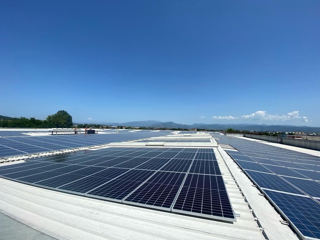 Installazione pannelli solari edifici industriali